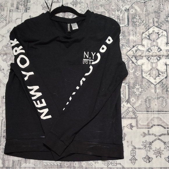 H&M Tops - H&M Black New York Graphic Crewneck Sweater